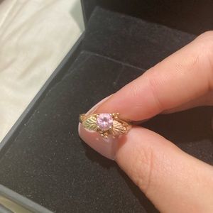 Solid Gold ring w/ simulated gemstone. Size 7.